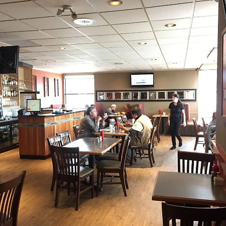 Bear Country Inn Терас Екстериор снимка