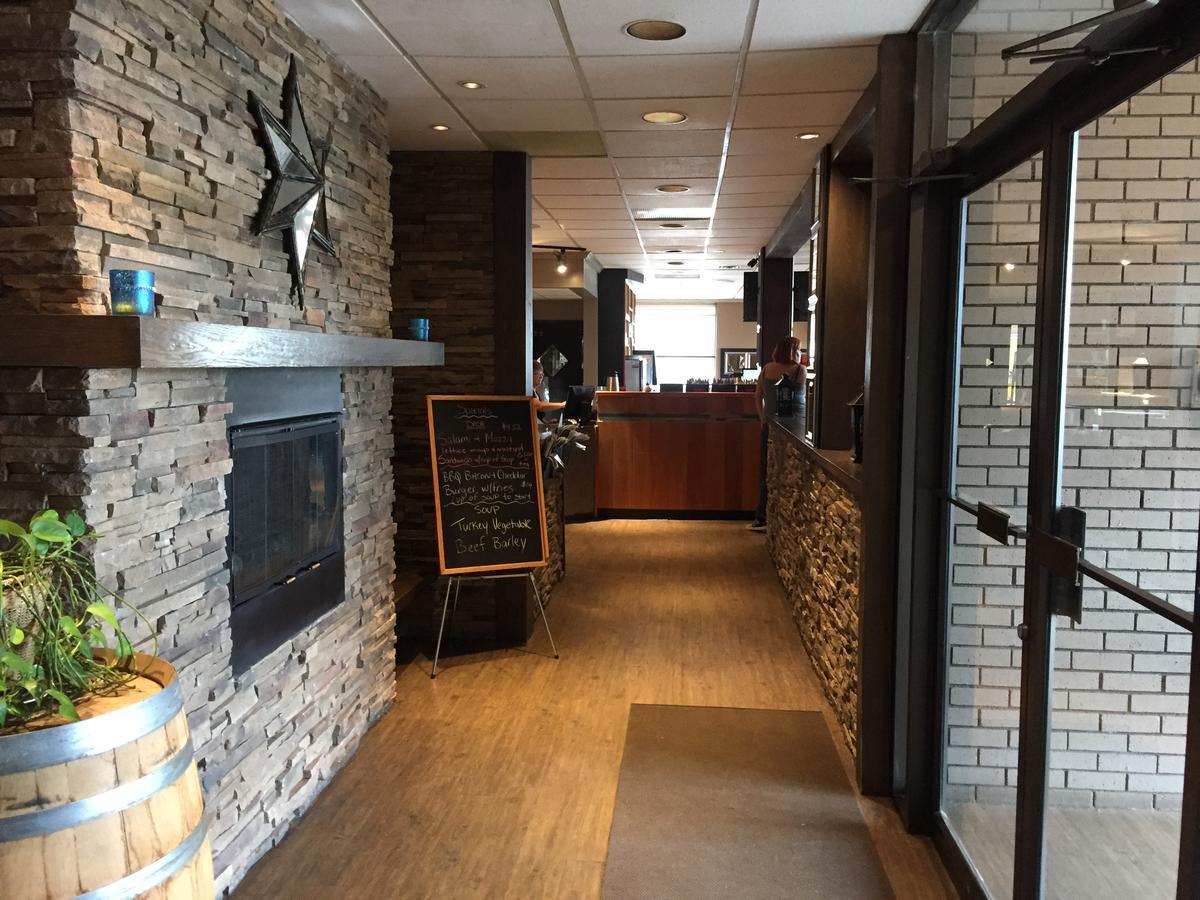 Bear Country Inn Терас Екстериор снимка