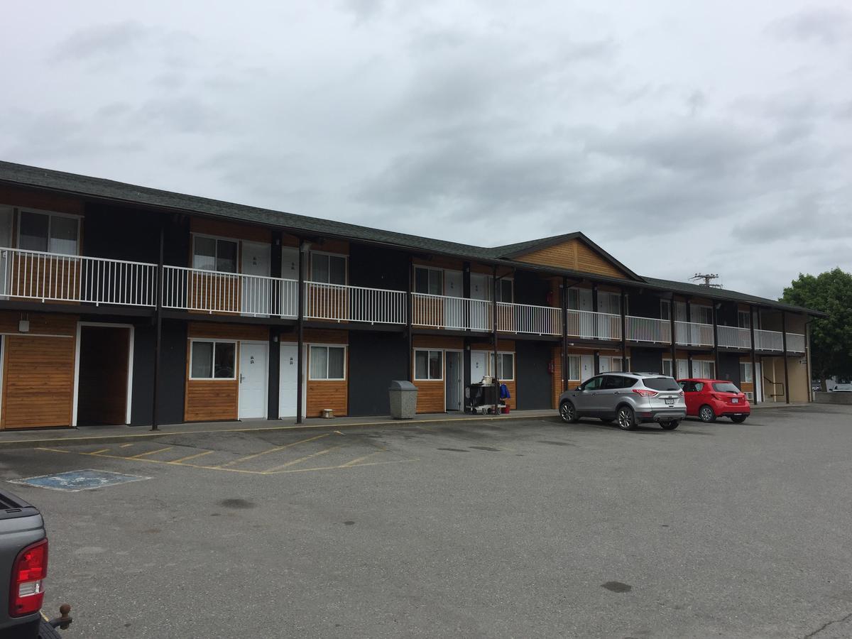 Bear Country Inn Терас Екстериор снимка