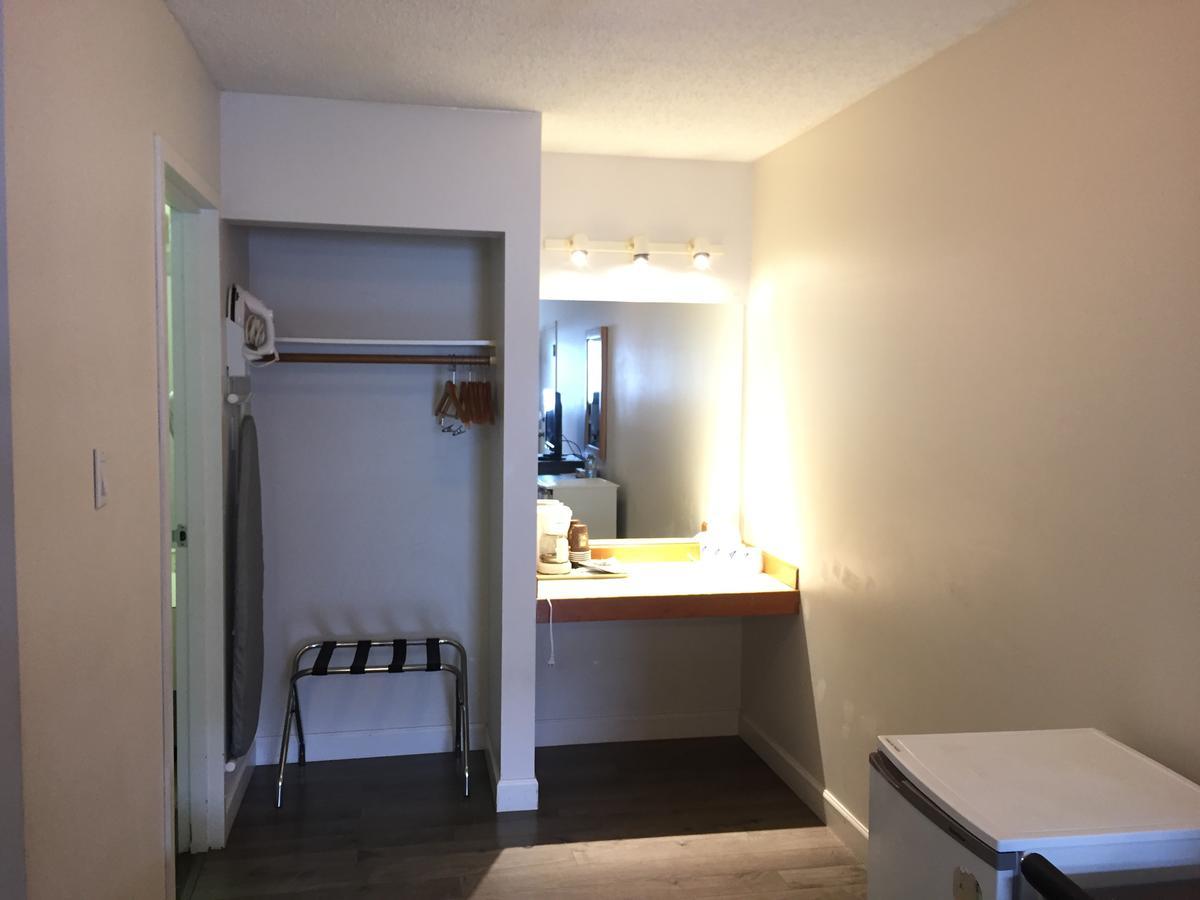Bear Country Inn Терас Екстериор снимка