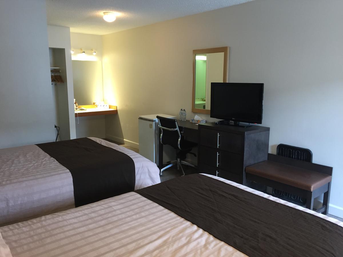 Bear Country Inn Терас Екстериор снимка