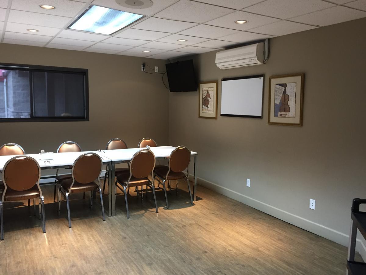 Bear Country Inn Терас Екстериор снимка