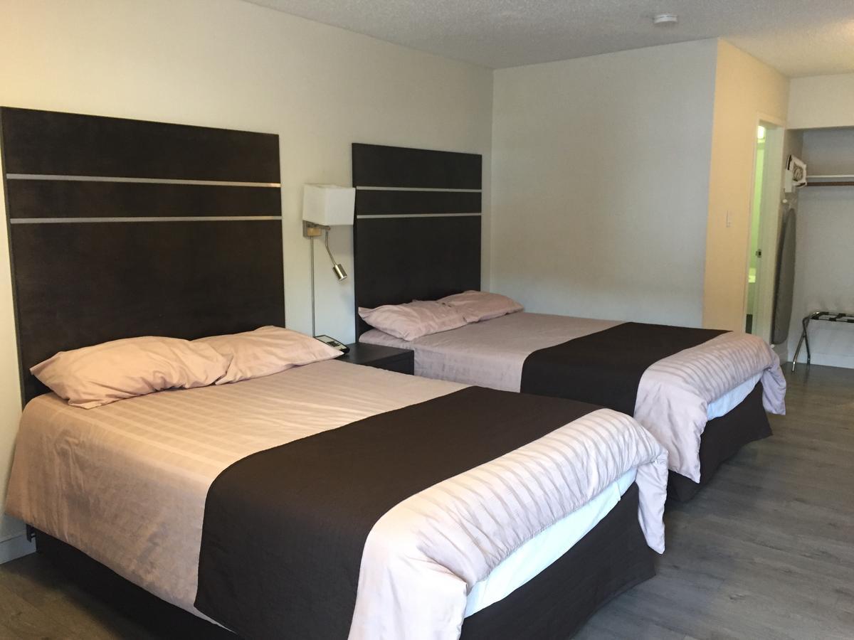 Bear Country Inn Терас Екстериор снимка