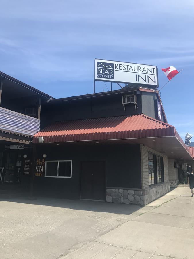 Bear Country Inn Терас Екстериор снимка
