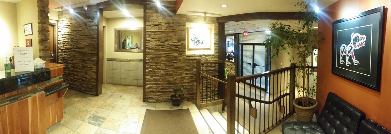 Bear Country Inn Терас Екстериор снимка