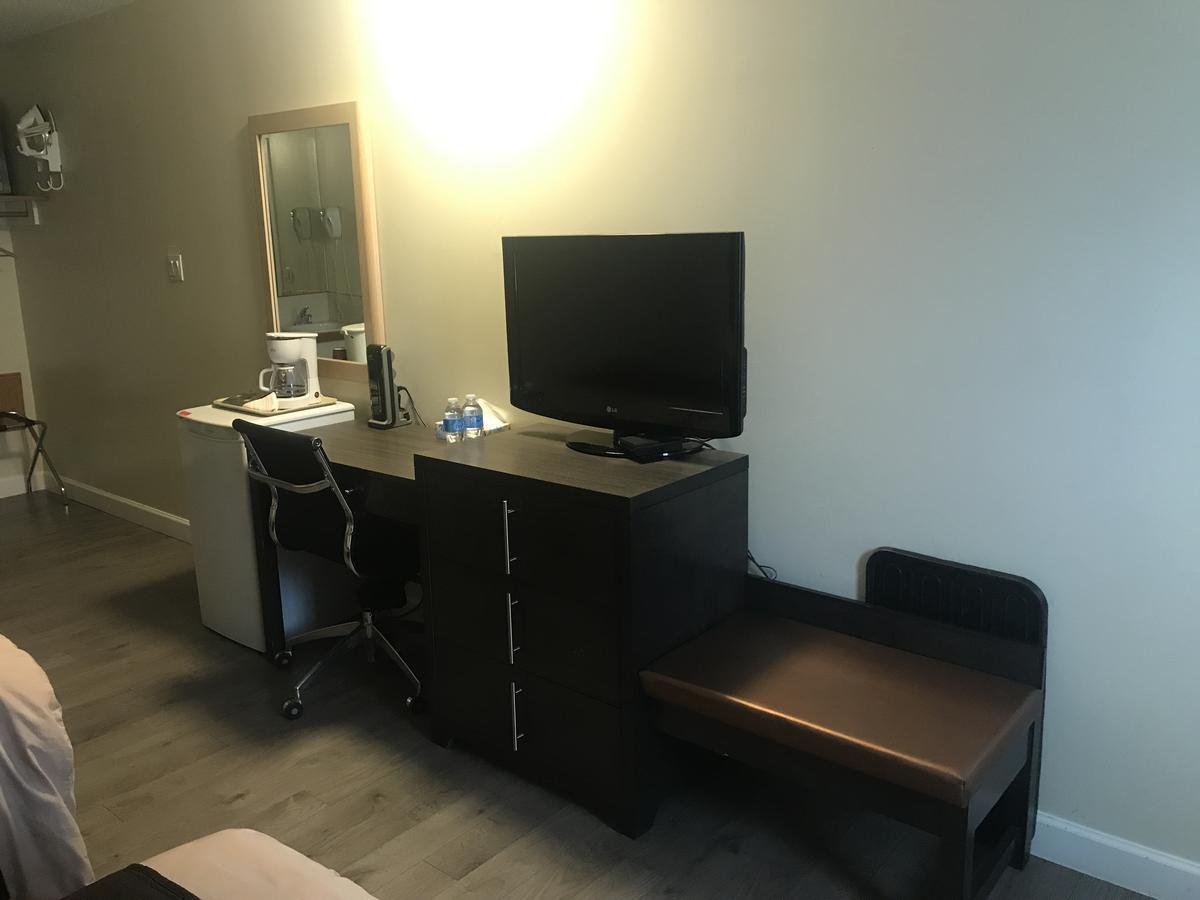 Bear Country Inn Терас Екстериор снимка