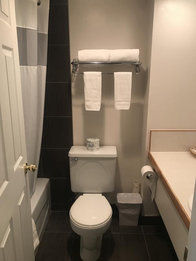 Bear Country Inn Терас Екстериор снимка