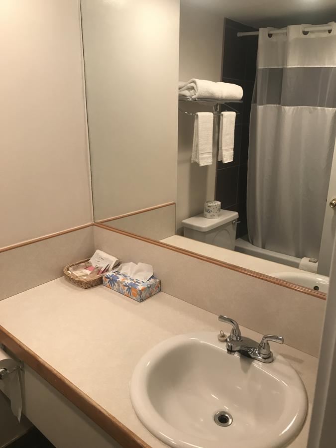 Bear Country Inn Терас Екстериор снимка