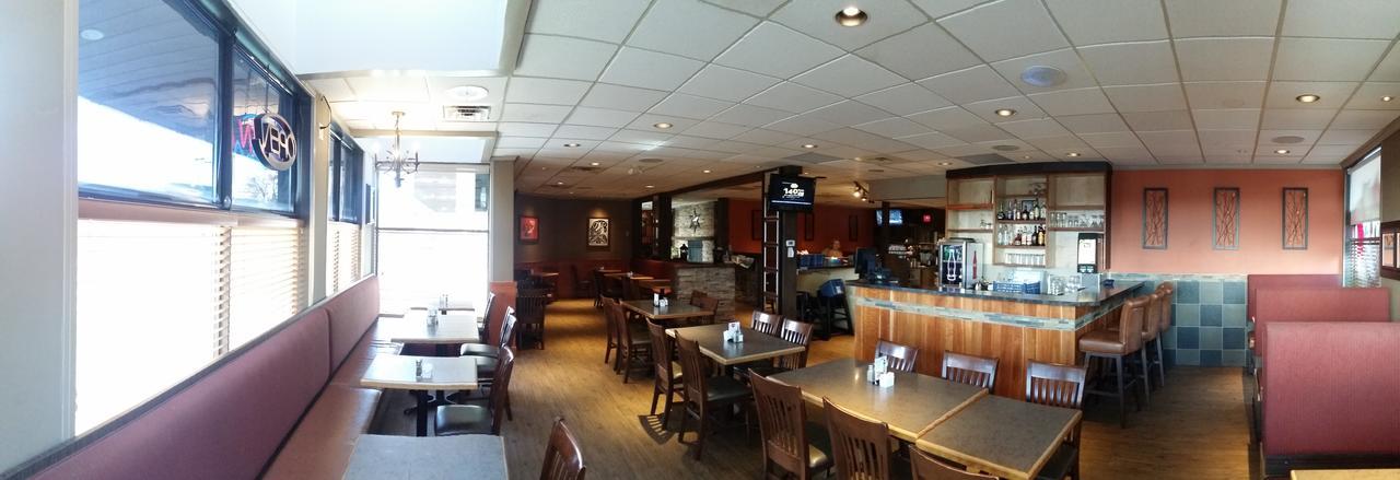 Bear Country Inn Терас Екстериор снимка